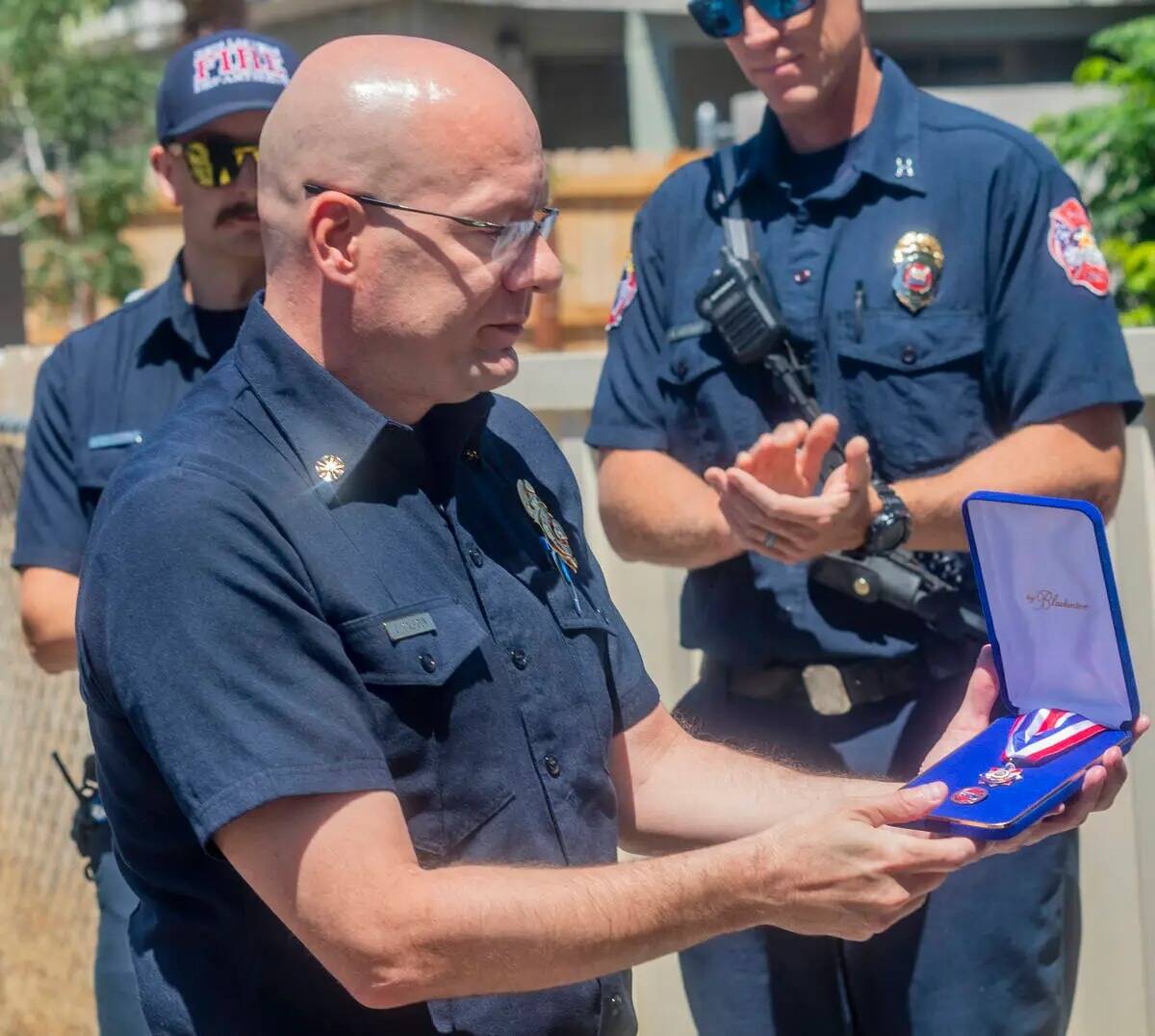 El jefe de bomberos de North Las Vegas, Joseph Calhoun, entrega una medalla de honor al civil J ...