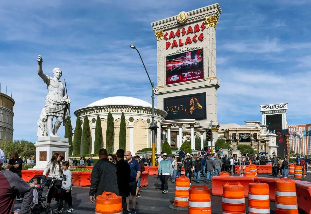 La Fórmula Uno del Grand Prix de Las Vegas se muestra en la marquesina del exterior del Caesar ...