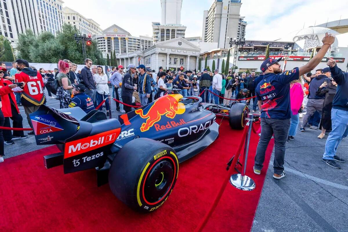 Fans observan un auto de carreras de Red Bull durante el Fan Fest del Grand Prix de Las Vegas d ...