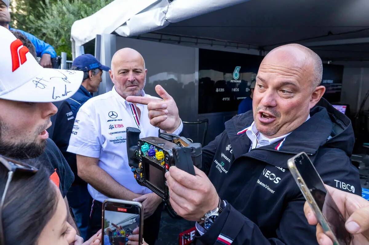 Un técnico del equipo Lewis Hamilton - Mercedes-AMG Petronas habla de todas las característic ...