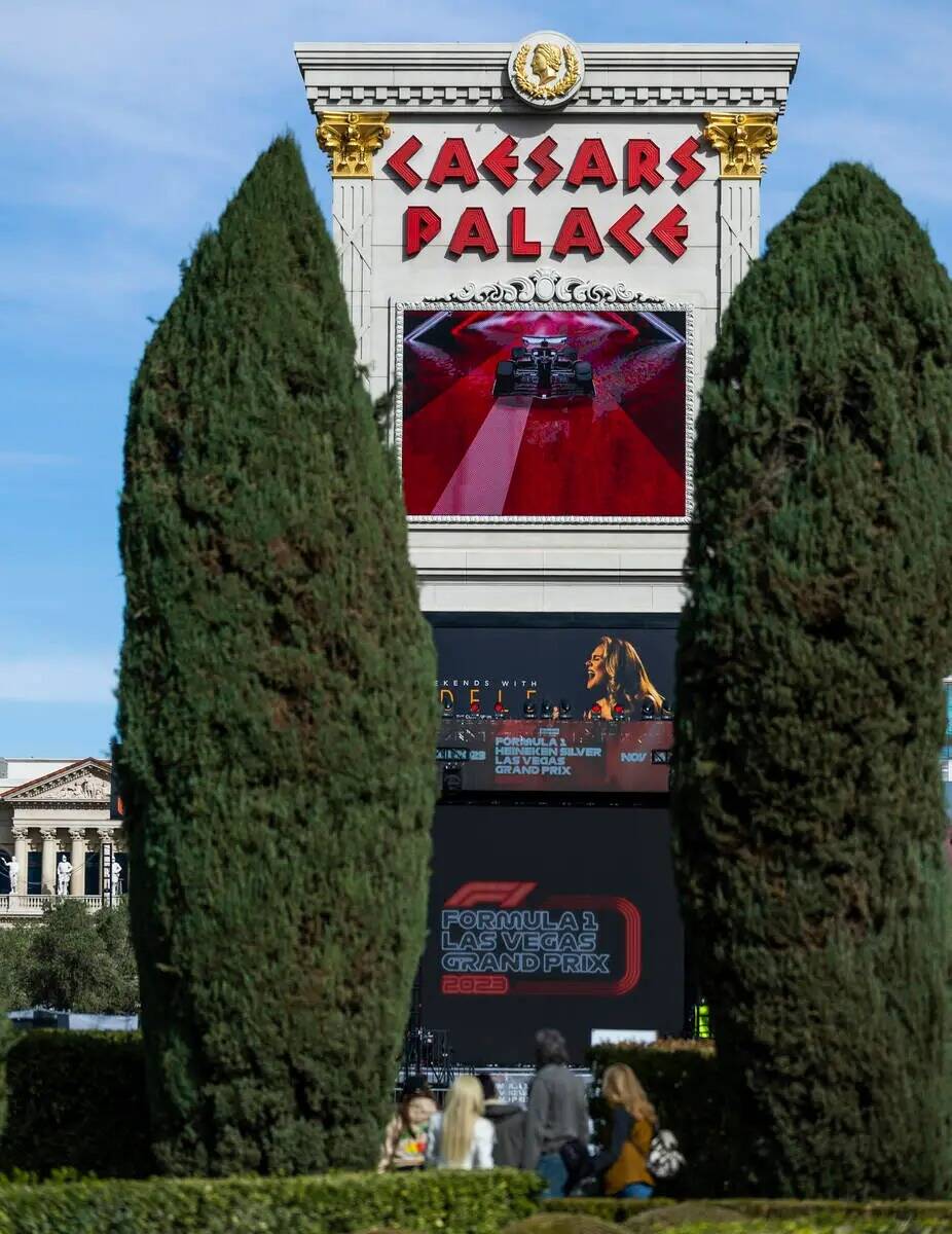 La Fórmula Uno del Grand Prix de Las Vegas se muestra en la marquesina del exterior del Caesar ...
