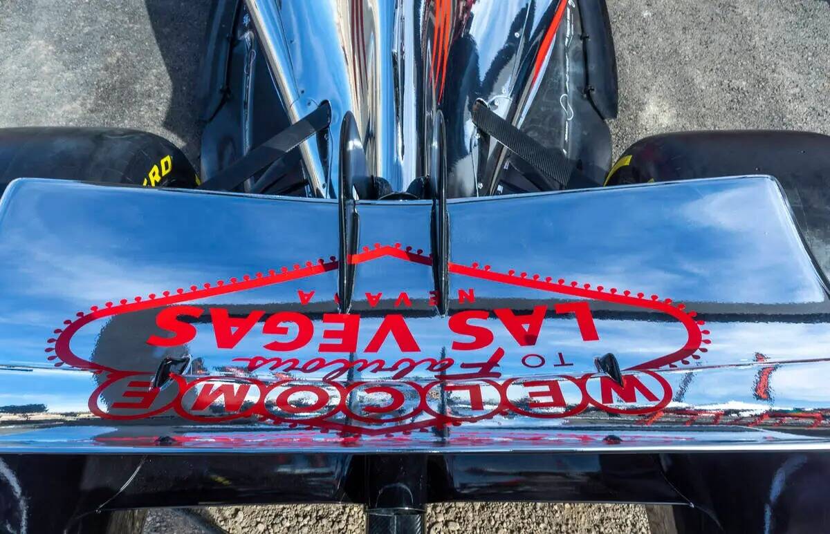 Logotipo de un auto de carreras del Grand Prix de Las Vegas de Fórmula Uno sobre la plataforma ...