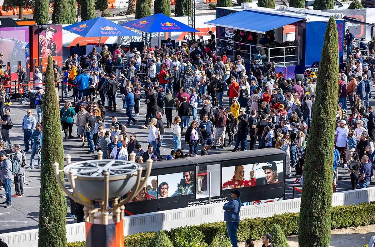 El Fan Fest del Grand Prix de Las Vegas de Fórmula Uno atrae a una multitud en el Caesars el s ...