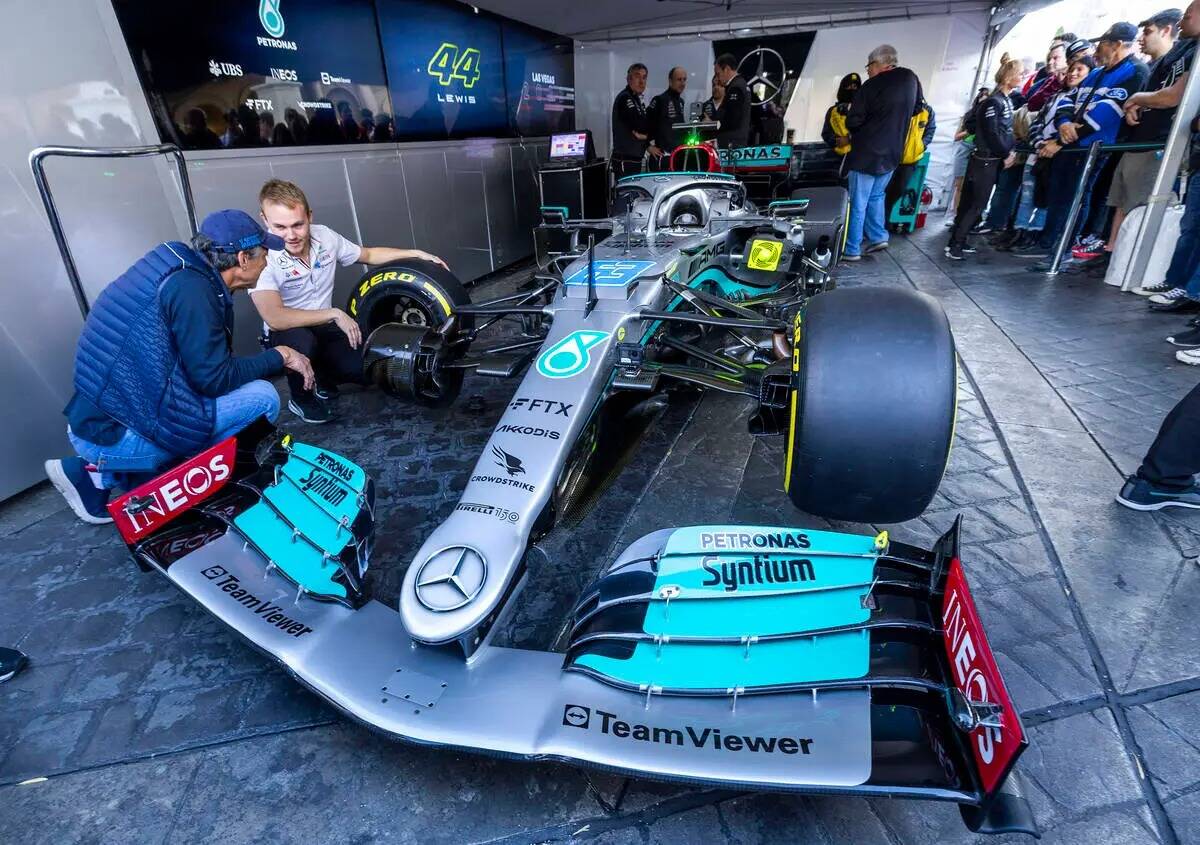 Un técnico del equipo muestra el auto de carreras Lewis Hamilton - Mercedes-AMG Petronas duran ...