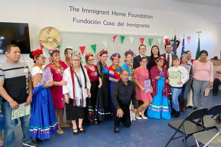 Grupo de estudiantes graduados en la Plaza Comunitaria de la Fundación Casa del Inmigrante, en ...