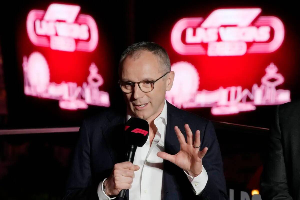 Stefano Domenicali, presidente y director ejecutivo de la Fórmula Uno, habla durante una confe ...