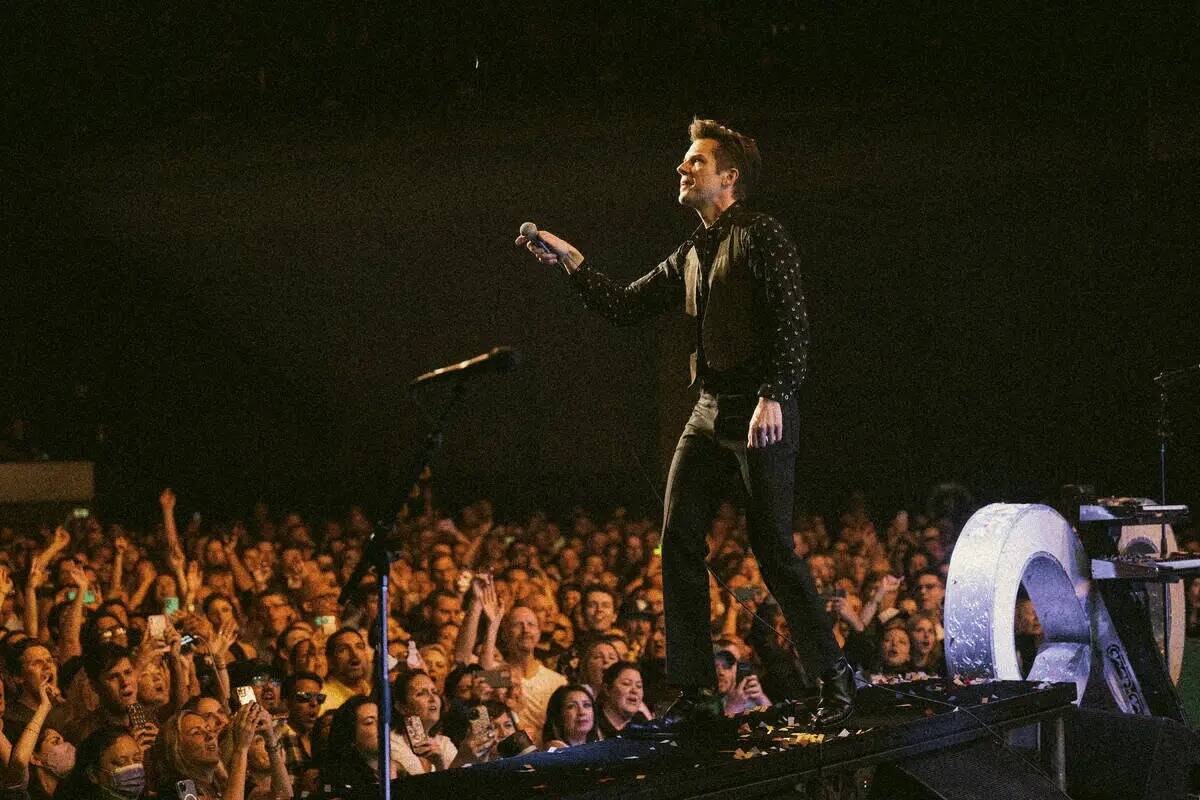 Brandon Flowers de The Killers se presenta en T-Mobile Arena el viernes 26 de agosto de 2022. ( ...