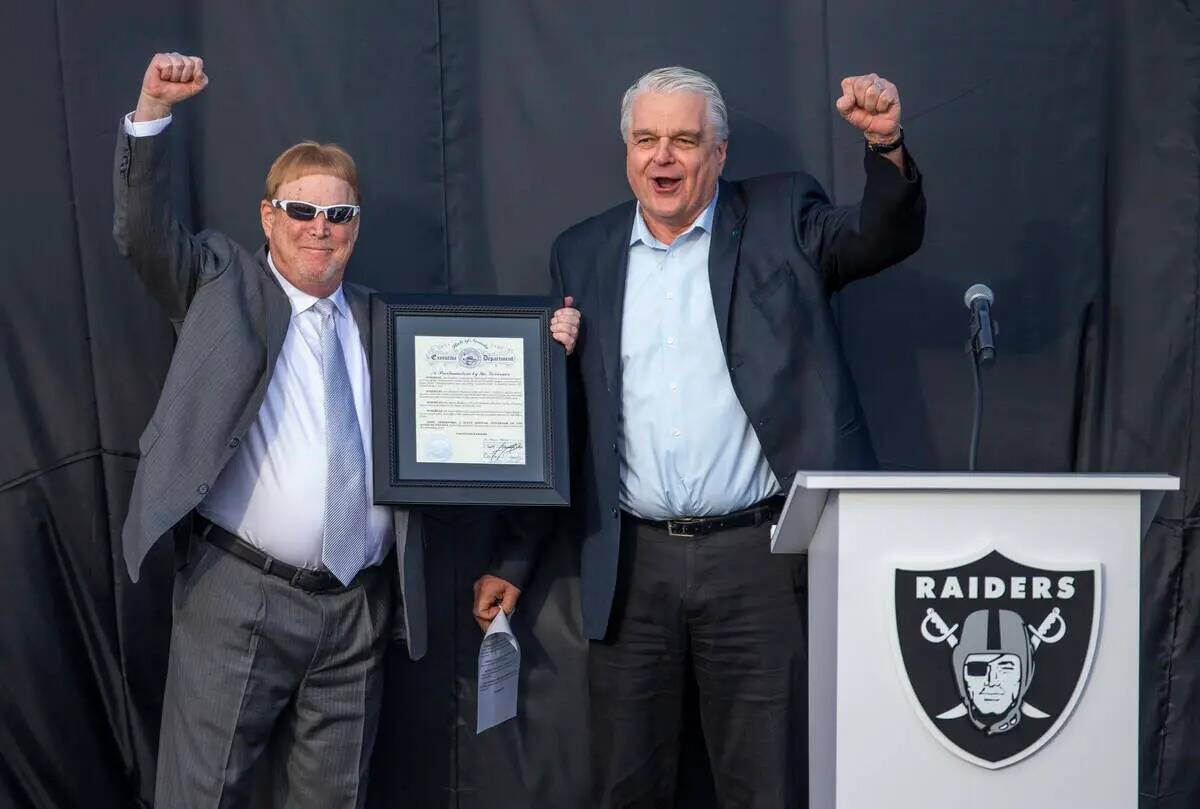 El dueño de los Raiders de Las Vegas, Mark Davis, a la izquierda, anima al público junto con ...