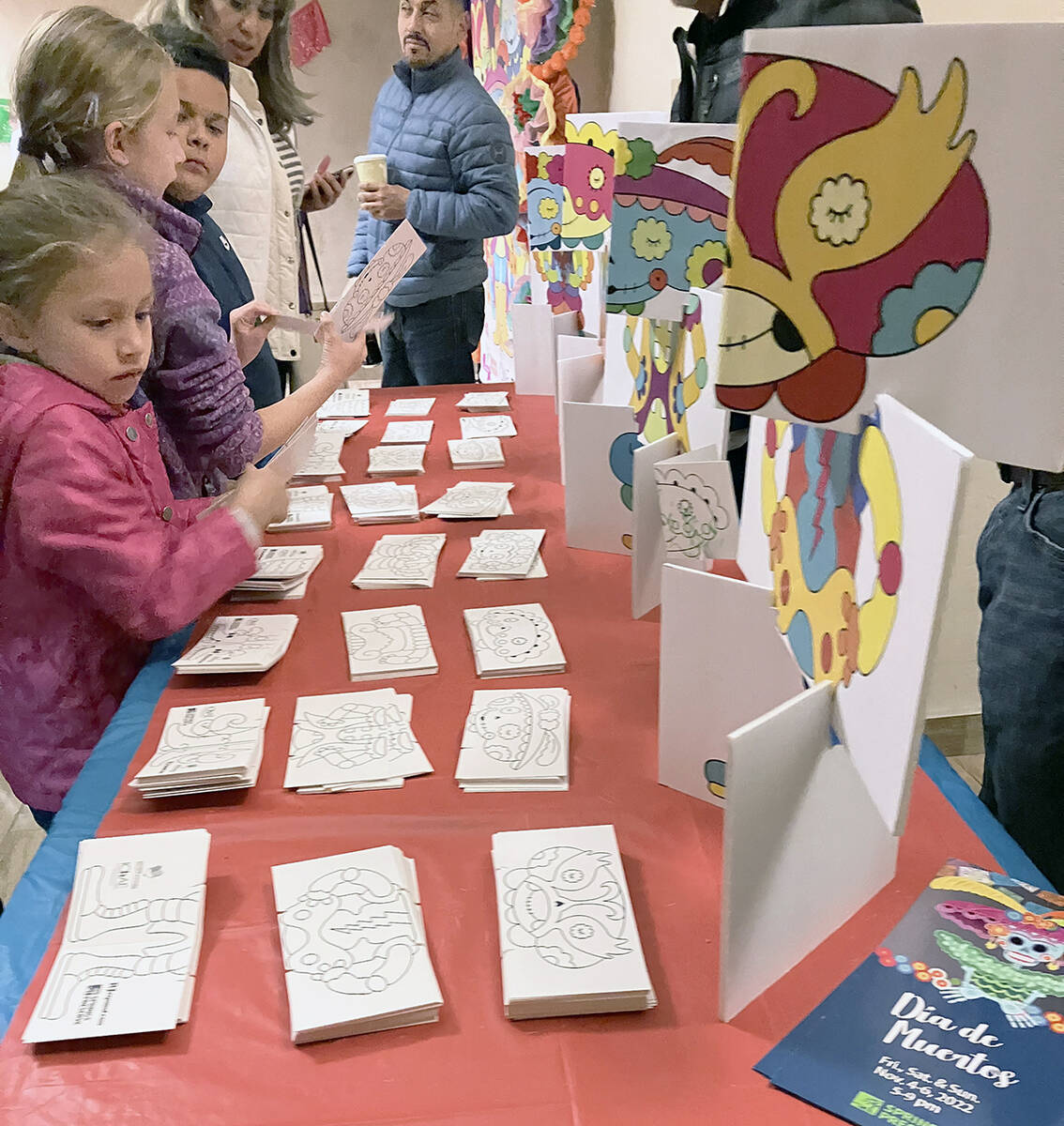 El taller creativo "Catrinas y Calaveras" contó con una gran cantidad de niños, que pudieron ...