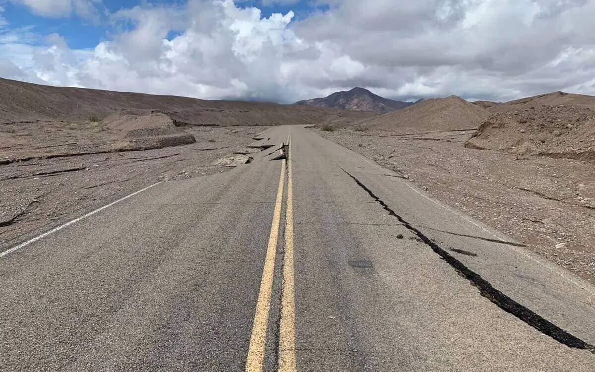 Daños en la carretera del Daylight Pass Road en Death Valley National Park. (Foto NPS)