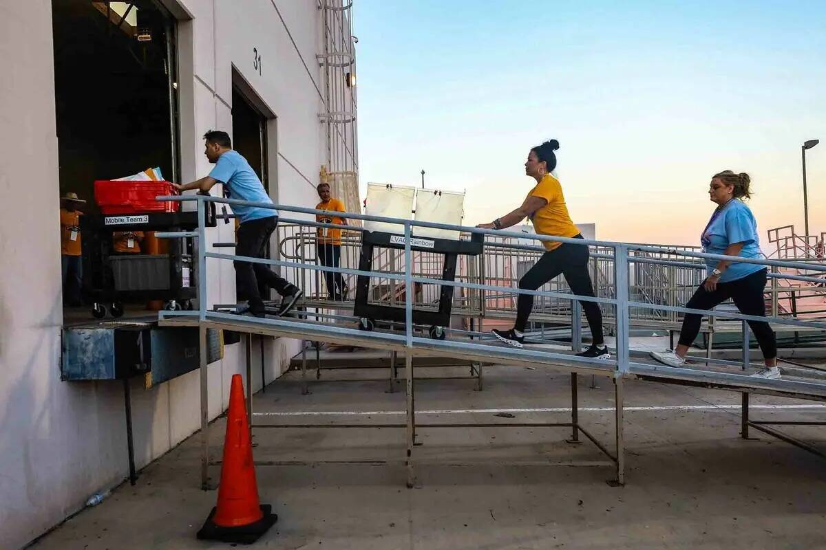 Trabajadores electorales transportan el primer lote de urnas para las elecciones primarias en e ...