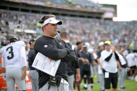 El entrenador de los Raiders, Josh McDaniels, observa desde la línea de banda antes del comien ...