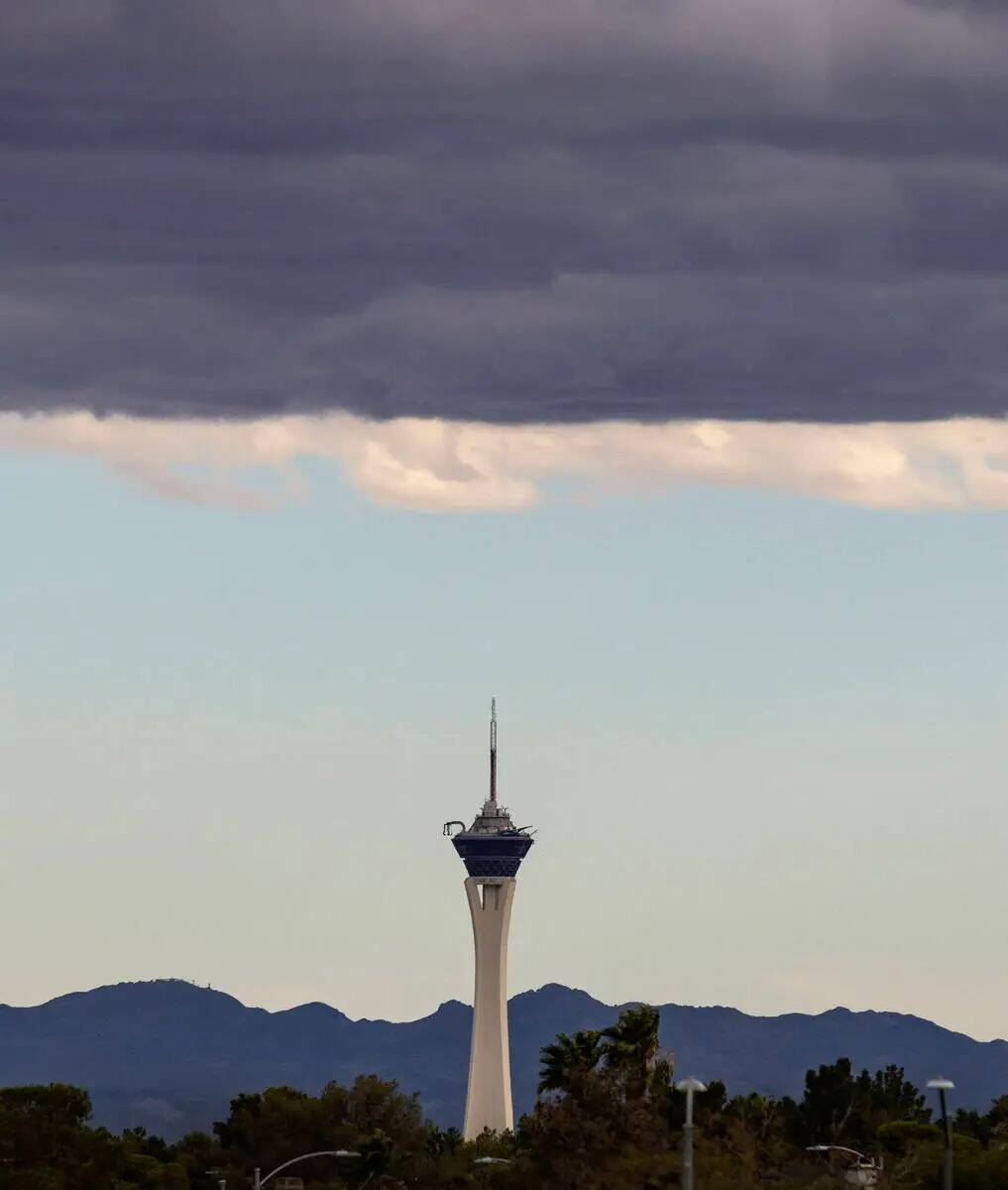 Se observa Stratosphere mientras las nubes se ciernen sobre el valle de Las Vegas durante una t ...