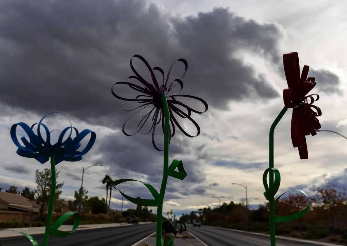 Nubes se ciernen sobre el valle de Las Vegas durante una tarde fresca y ventosa, el lunes 7 de ...