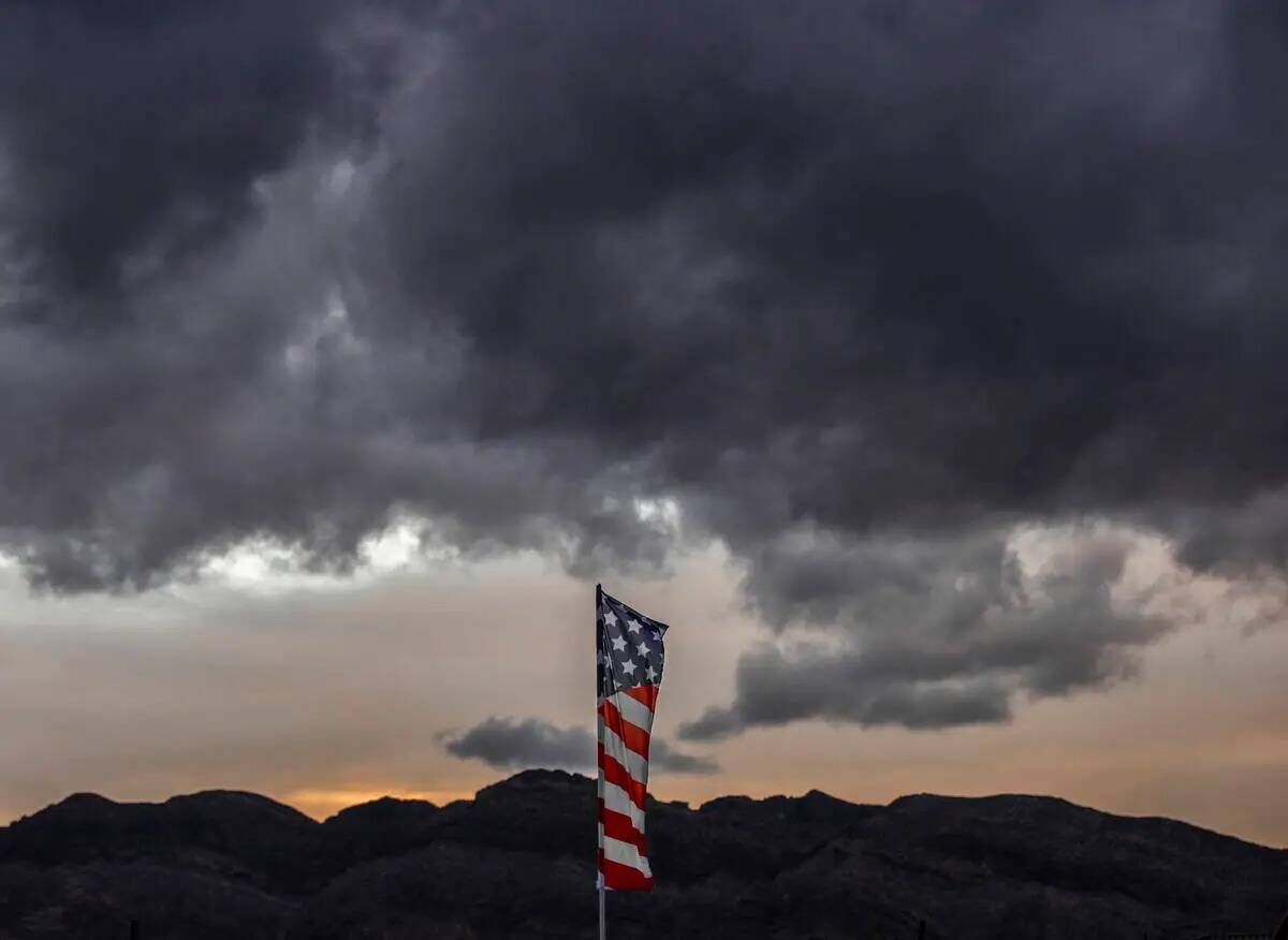 Nubes se ciernen sobre el valle de Las Vegas durante una tarde fresca y ventosa, el lunes 7 de ...