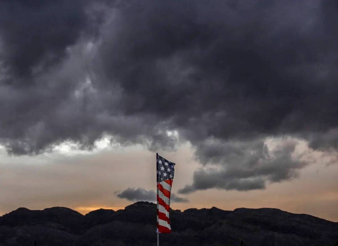 Nubes se ciernen sobre el valle de Las Vegas durante una tarde fresca y ventosa, el lunes 7 de ...