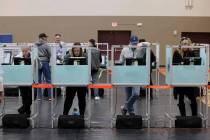 Los votantes emiten su voto el día de las elecciones en Desert Breeze Community Center en Las ...