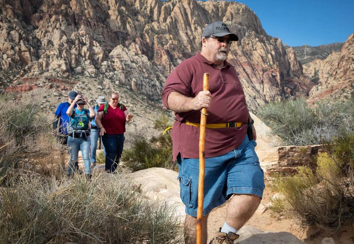 Richard Cumelis, fundador de Las Vegas Overweight Hikers for Health, dirige una caminata matuti ...