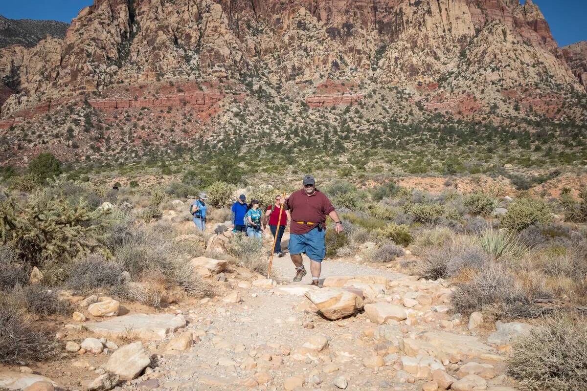Richard Cumelis, fundador de Las Vegas Overweight Hikers for Health, dirige una caminata matuti ...
