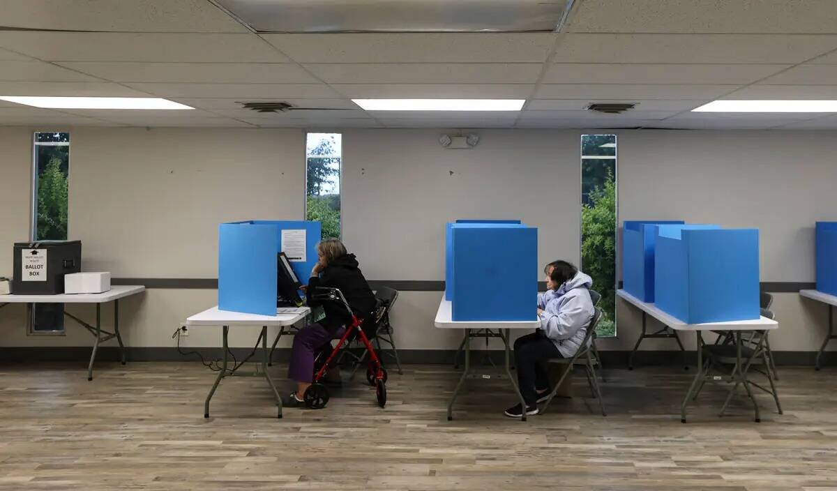 Los votantes emiten votos provisionales el día de las elecciones en Bob Ruud Community Center ...
