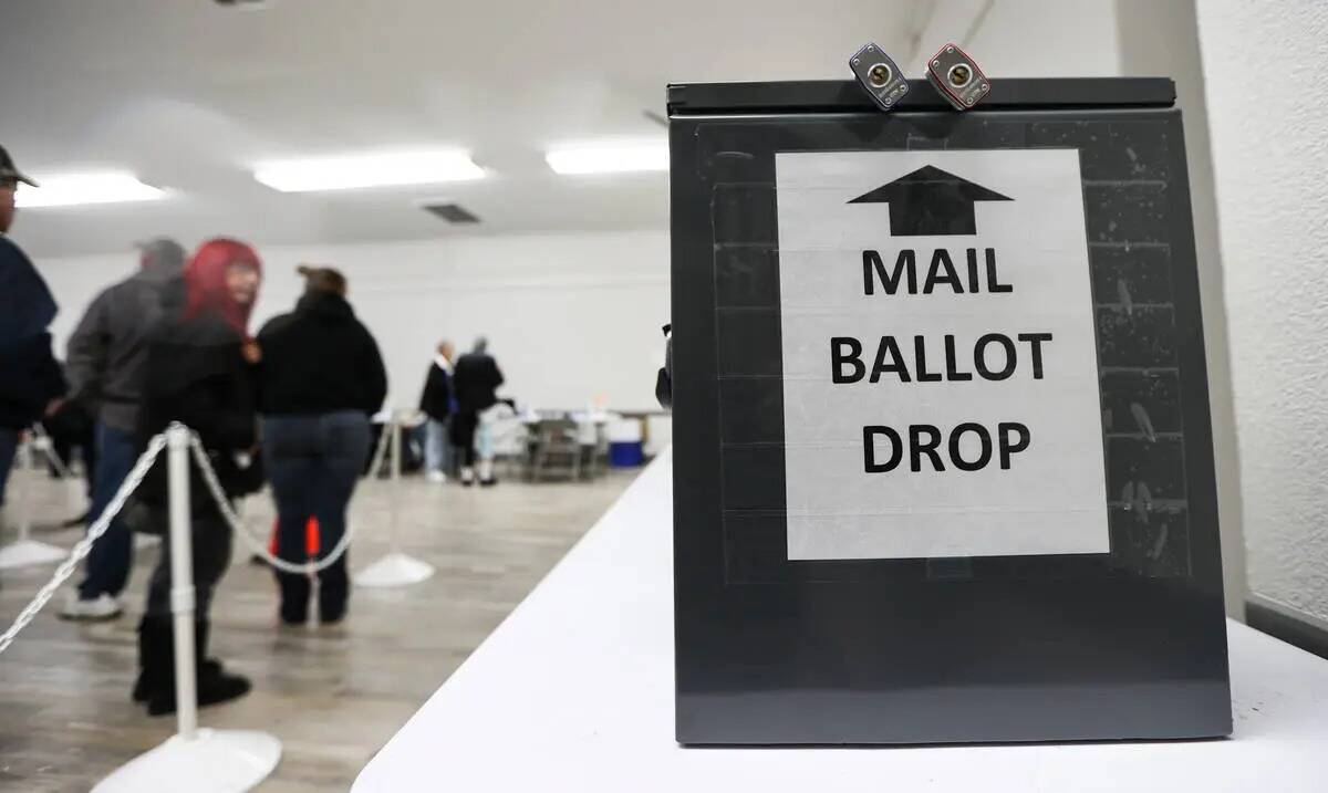 Un buzón de votos por correo se ve en el día de las elecciones en Bob Ruud Community Center e ...
