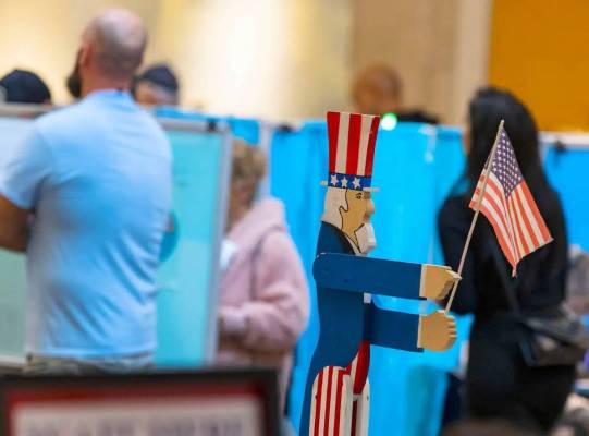 Los votantes hacen fila para emitir su voto en Galleria at Sunset, el martes 8 de noviembre de ...