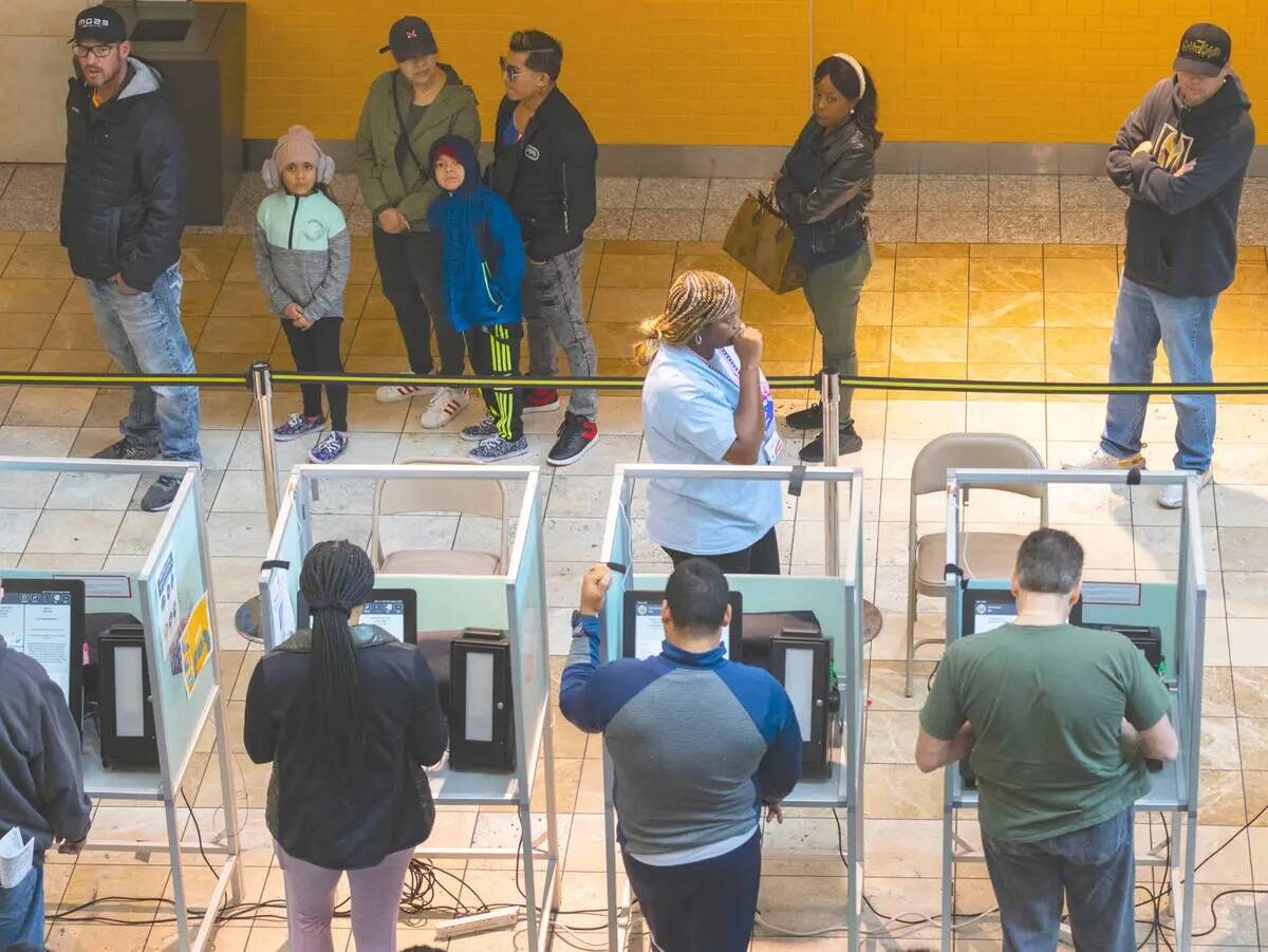 Los votantes emiten su voto en Galleria at Sunset, el martes 8 de noviembre de 2022, en Henders ...