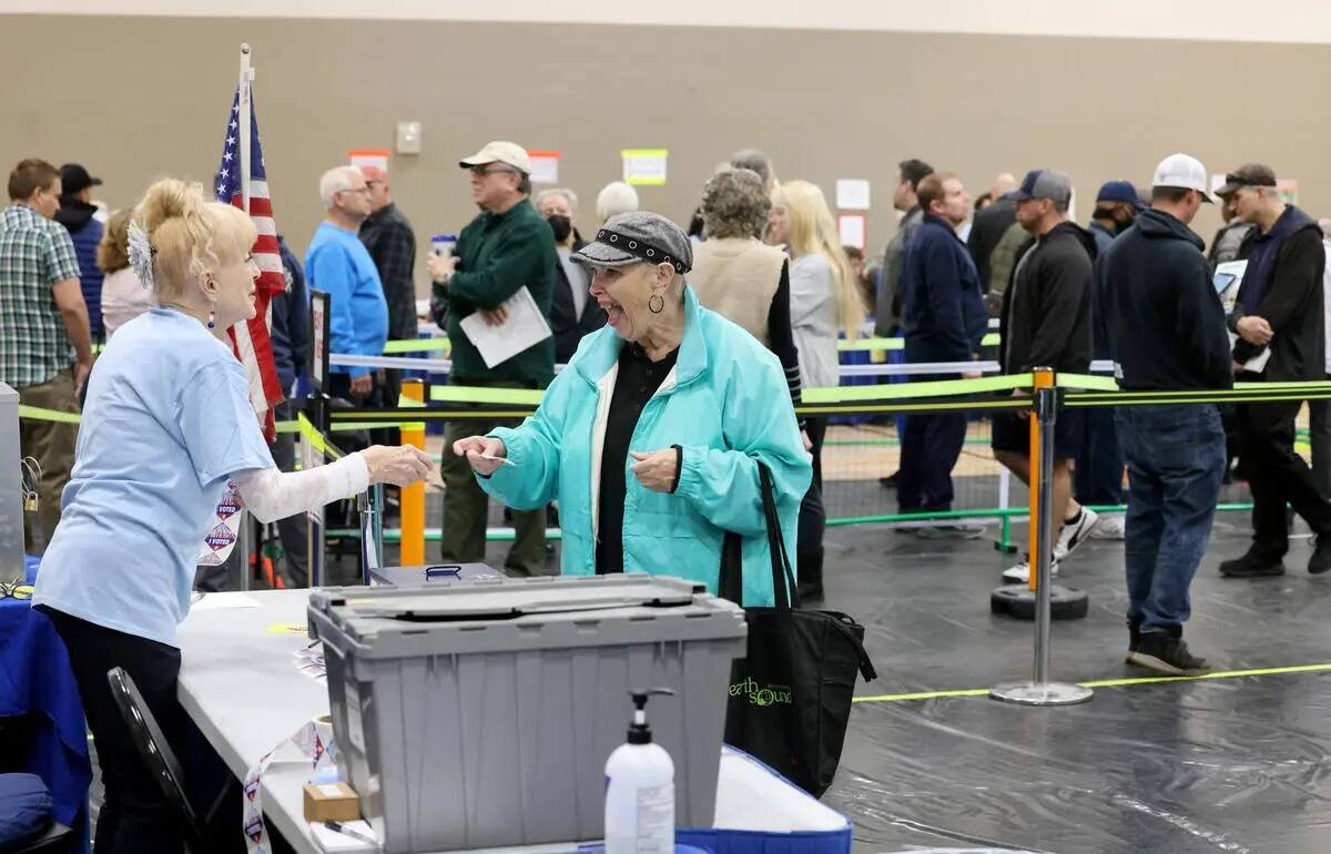 La votante Stephanie Anderson, de Las Vegas, reacciona ante su calcomanía "I VOTED" el día de ...