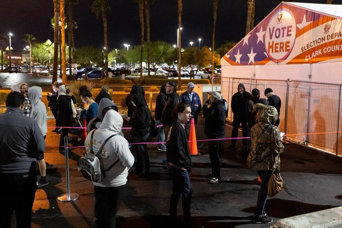 La gente espera en fila para emitir su voto en el centro electoral Centennial Center en Las Veg ...