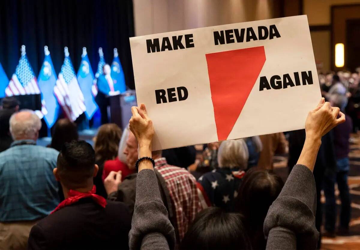 Un asistente sostiene un cartel que dice "haz que Nevada sea roja de nuevo", durante una fiesta ...