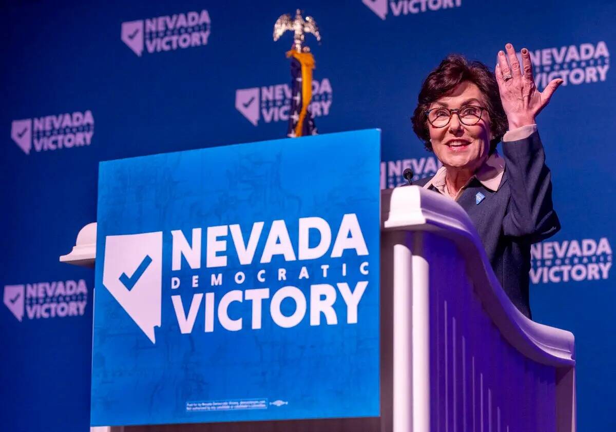 La senadora Jacky Rosen habla durante la fiesta de la noche electoral demócrata de Nevada en e ...
