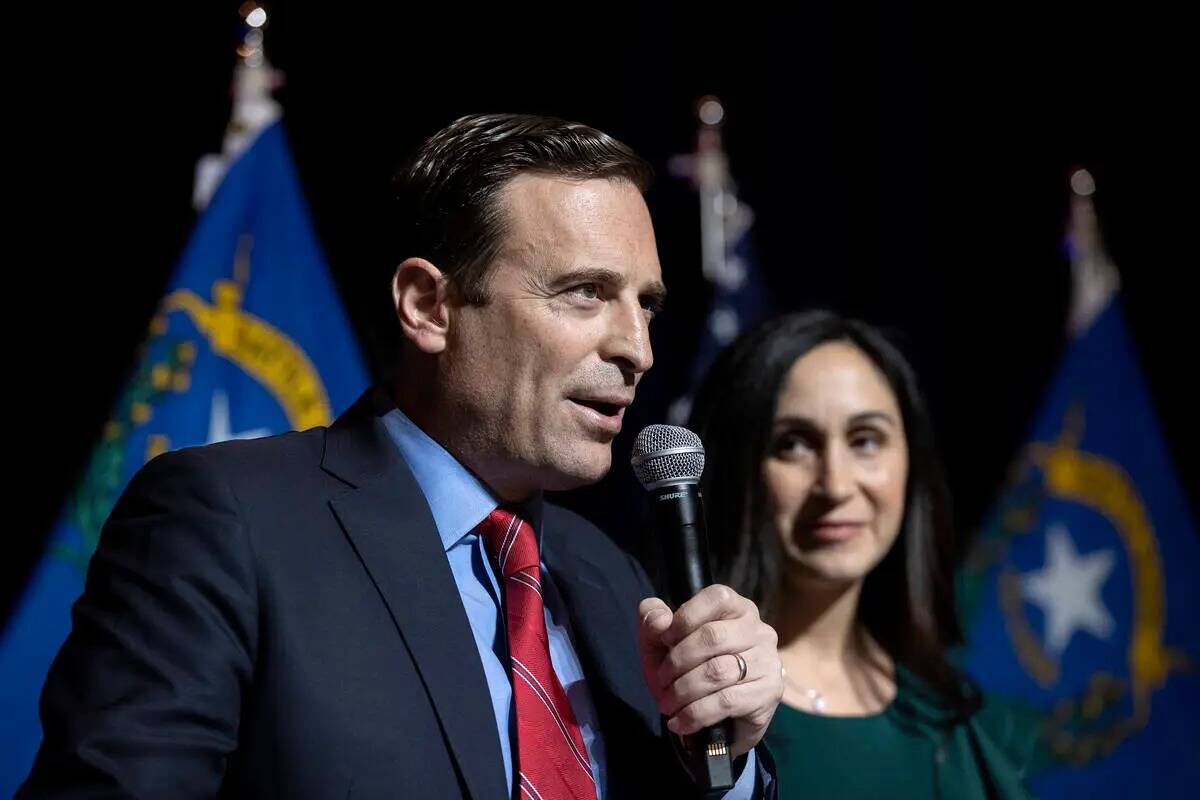 El candidato republicano al Senado de Nevada, Adam Laxalt, de pie junto a su esposa Jaime Laxal ...