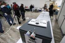 Un buzón de votos por correo se ve el día de las elecciones en Bob Ruud Community Center en P ...