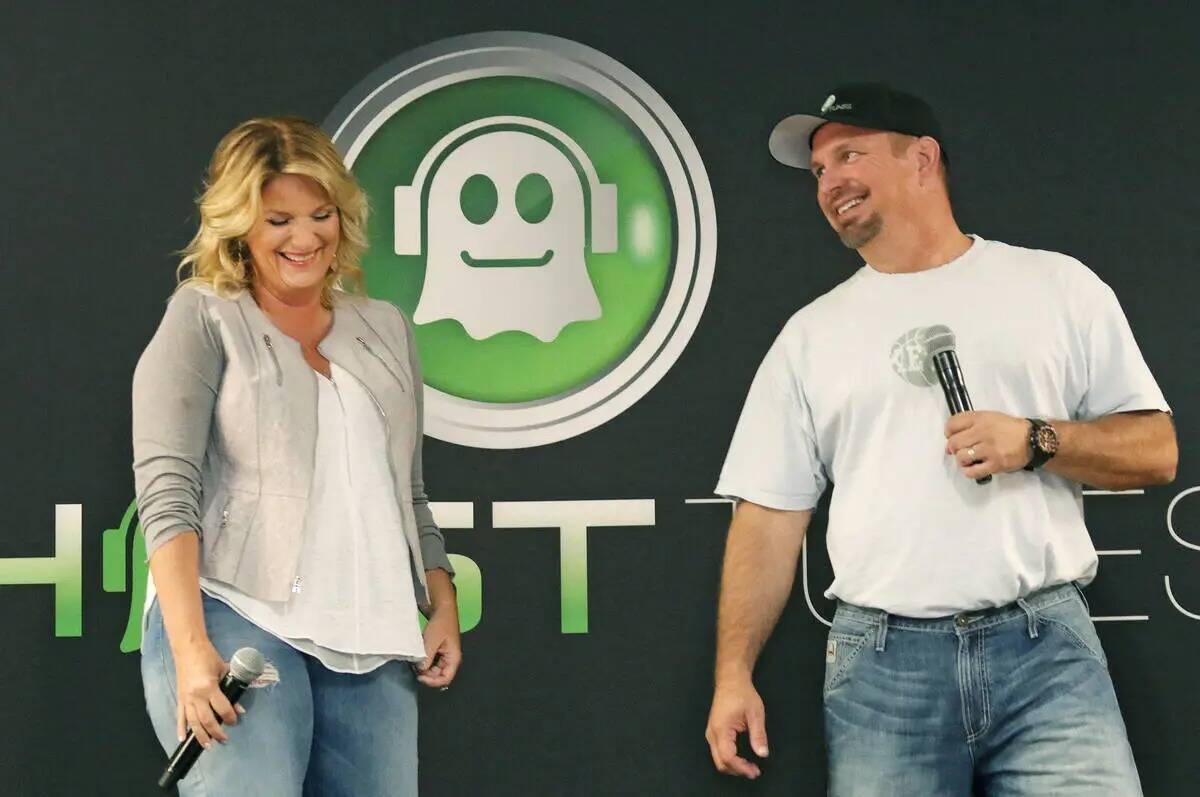 La estrella de la música country Garth Brooks, a la derecha, le sonríe a su esposa y compañe ...