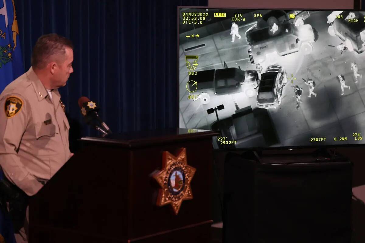 El alguacil adjunto, Andrew Walsh, muestra un video de la policía acercándose a José Cabrera ...