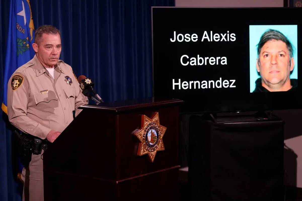 El alguacil adjunto, Andrew Walsh, muestra una foto de José Cabrera Hernández durante una con ...