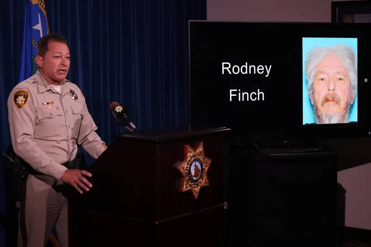 El alguacil adjunto, Lazaro Chavez, muestra una foto de Rodney Finch durante una conferencia de ...