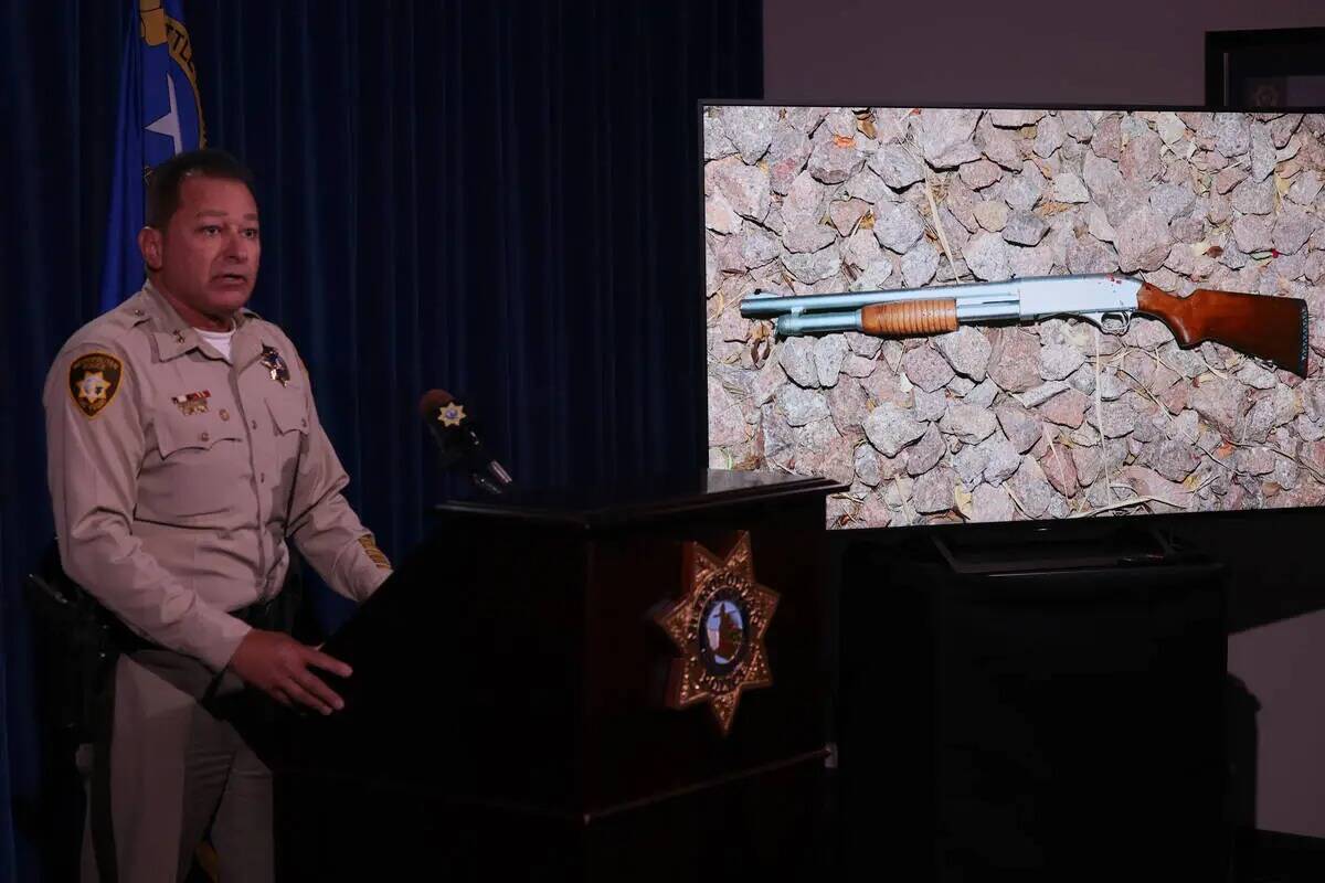 El alguacil adjunto, Lazaro Chavez, muestra una foto de un rifle perteneciente a Rodney Finch d ...
