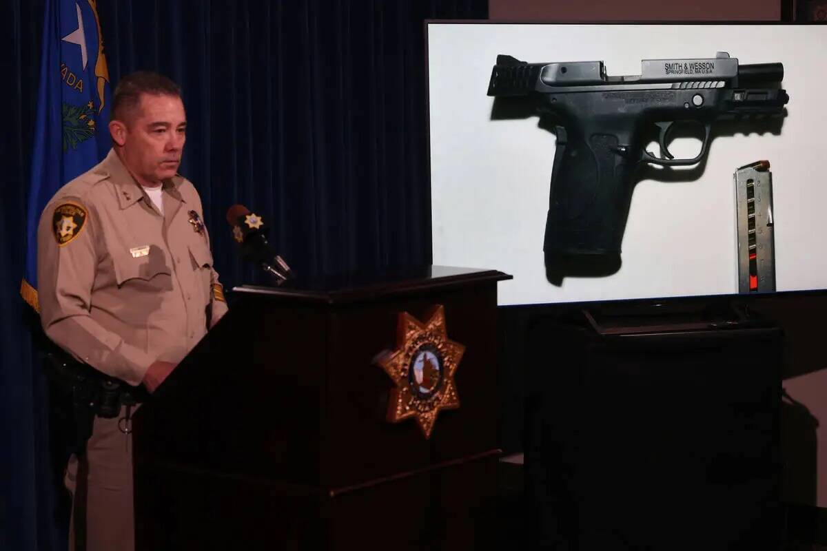 El alguacil adjunto, Andrew Walsh, muestra una foto de un arma perteneciente a Jose Cabrera Her ...