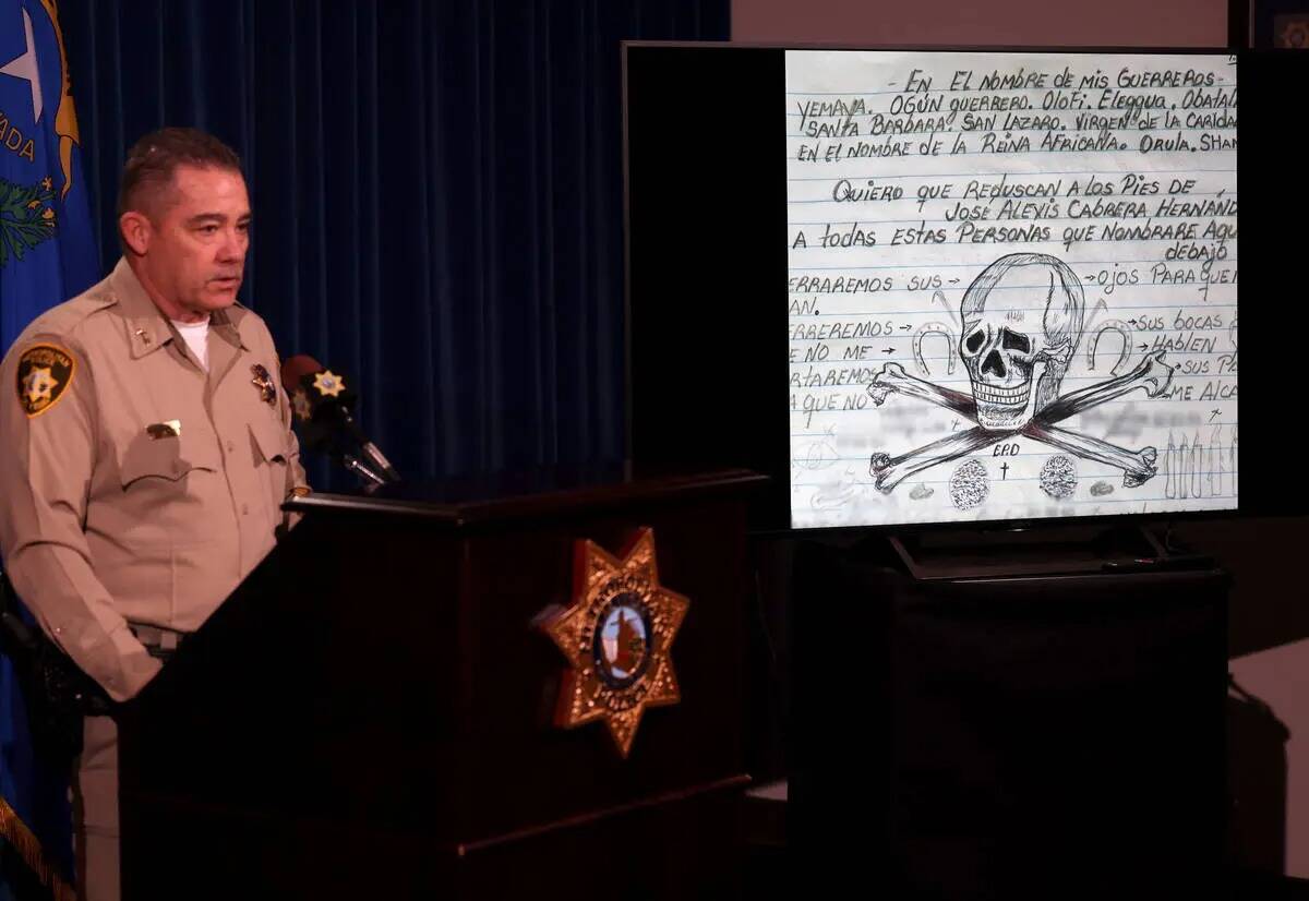 El alguacil adjunto, Andrew Walsh, muestra una foto de un manifiesto perteneciente a Jose Cabre ...