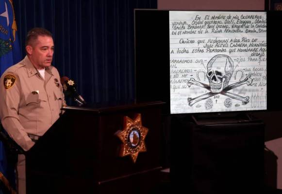 El alguacil adjunto, Andrew Walsh, muestra una foto de un manifiesto perteneciente a Jose Cabre ...