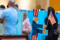 Votantes hacen fila para emitir su voto en Galleria at Sunset, el martes 8 de noviembre de 2022 ...