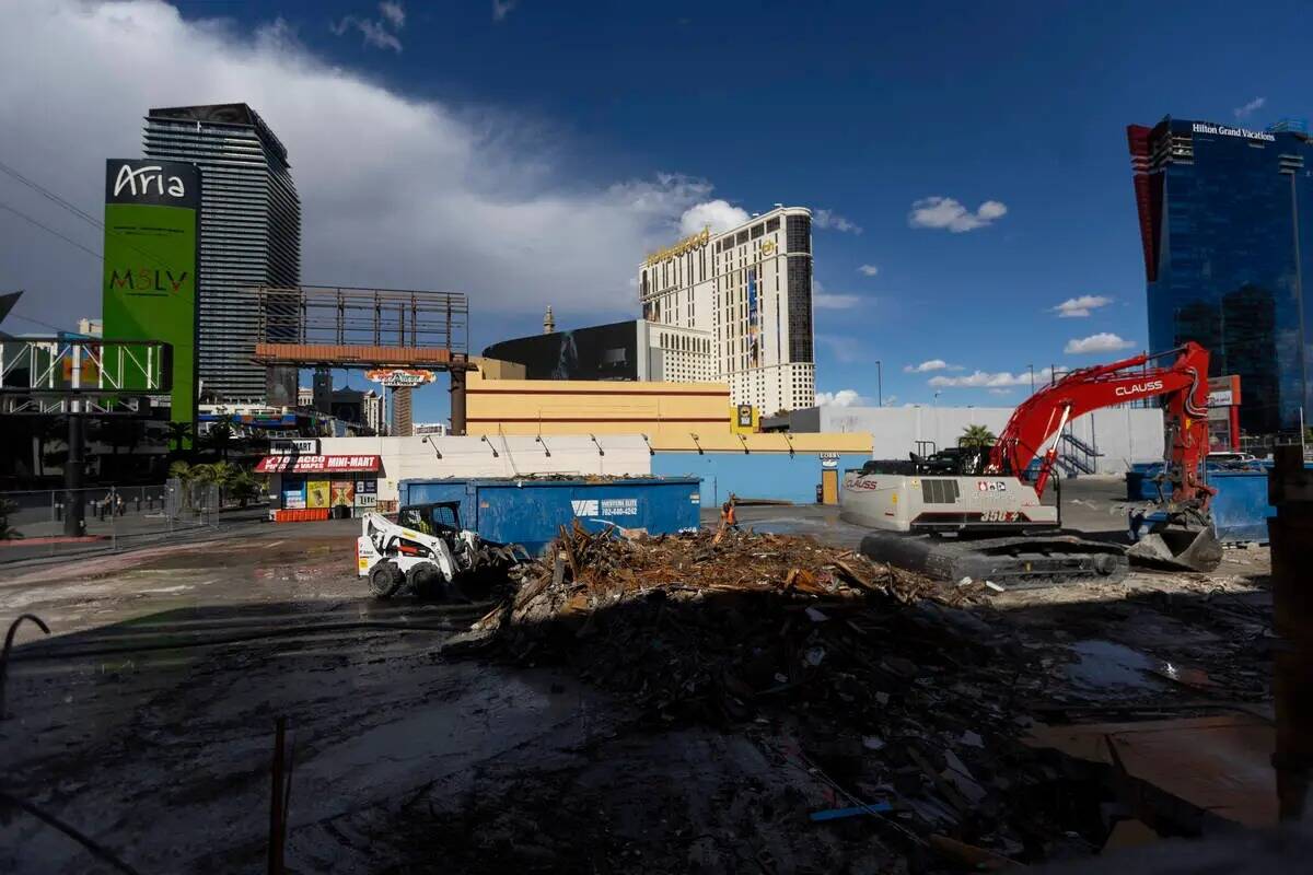 Equipos de demolición limpian el sitio de lo que usaba el motel Travelodge en el Strip, 3735 L ...