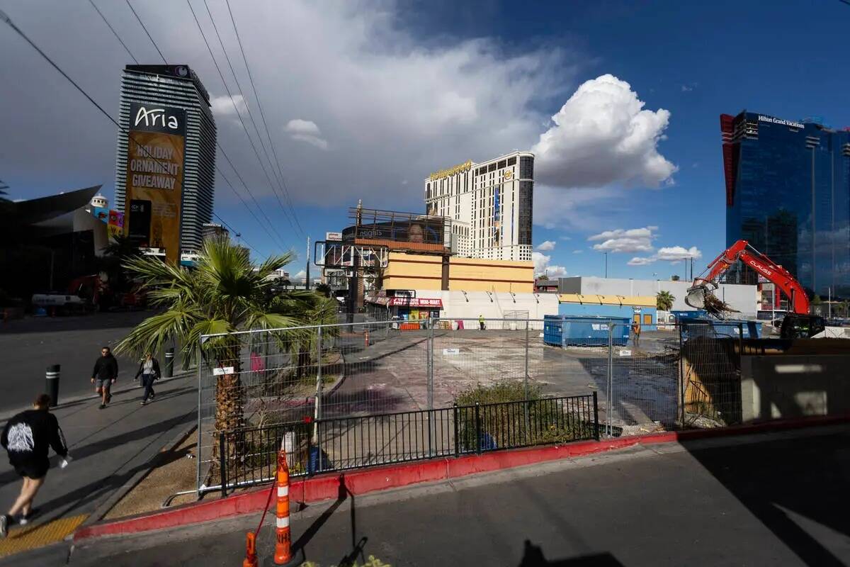 Equipos de demolición limpian el sitio de lo que usaba el motel Travelodge en el Strip, 3735 L ...