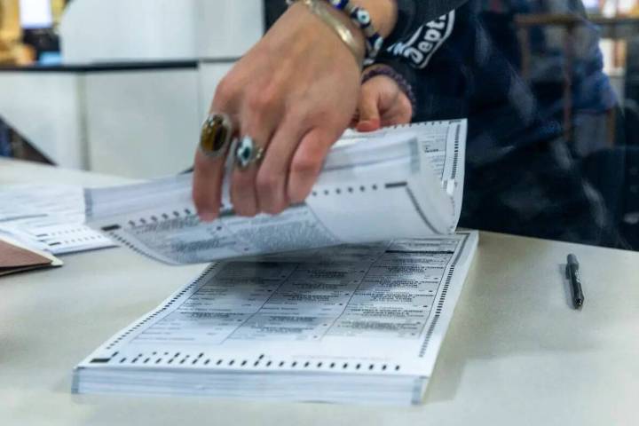 Un trabajador continúa clasificando las boletas para las tabulaciones finales en el Departamen ...