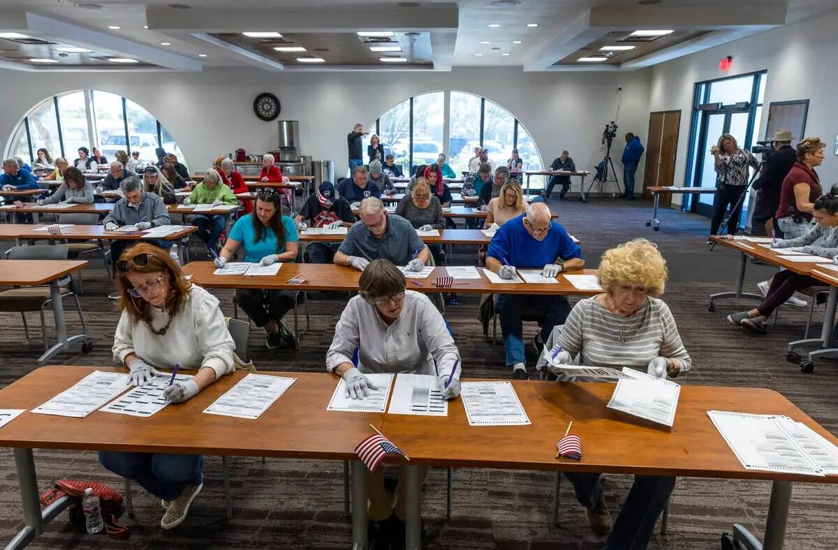 Voluntarios reanudan el recuento manual de papeletas en el Condado Nye, en el Valley Conference ...