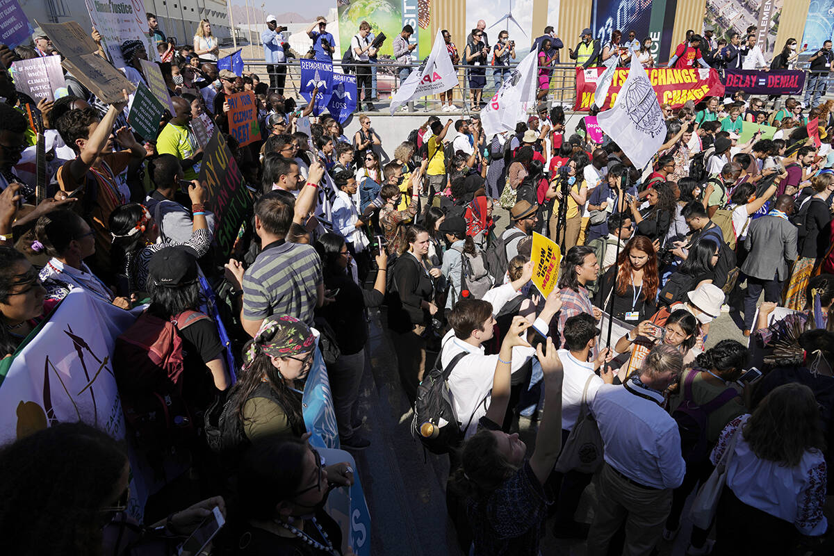 Los manifestantes asisten a una protesta en la Cumbre Climática COP27 de la ONU, el sábado 12 ...