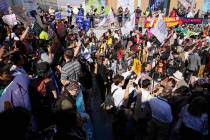 Los manifestantes asisten a una protesta en la Cumbre Climática COP27 de la ONU, el sábado 12 ...