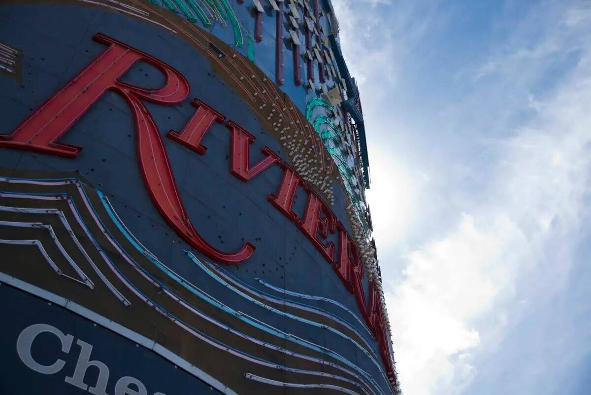 La marquesina del cerrado hotel-casino Riviera en el Strip de Las Vegas en 2016. (Las Vegas Rev ...
