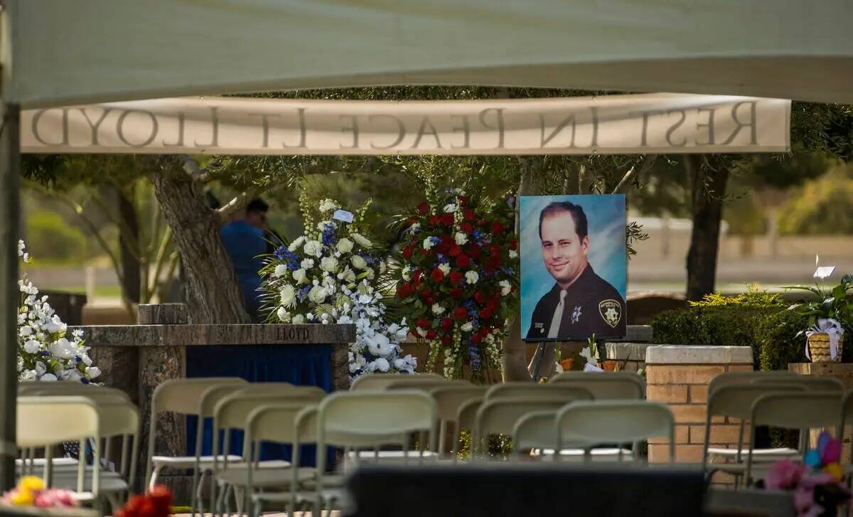 Un retrato espera a los dolientes antes del servicio de entierro del teniente de policía de La ...